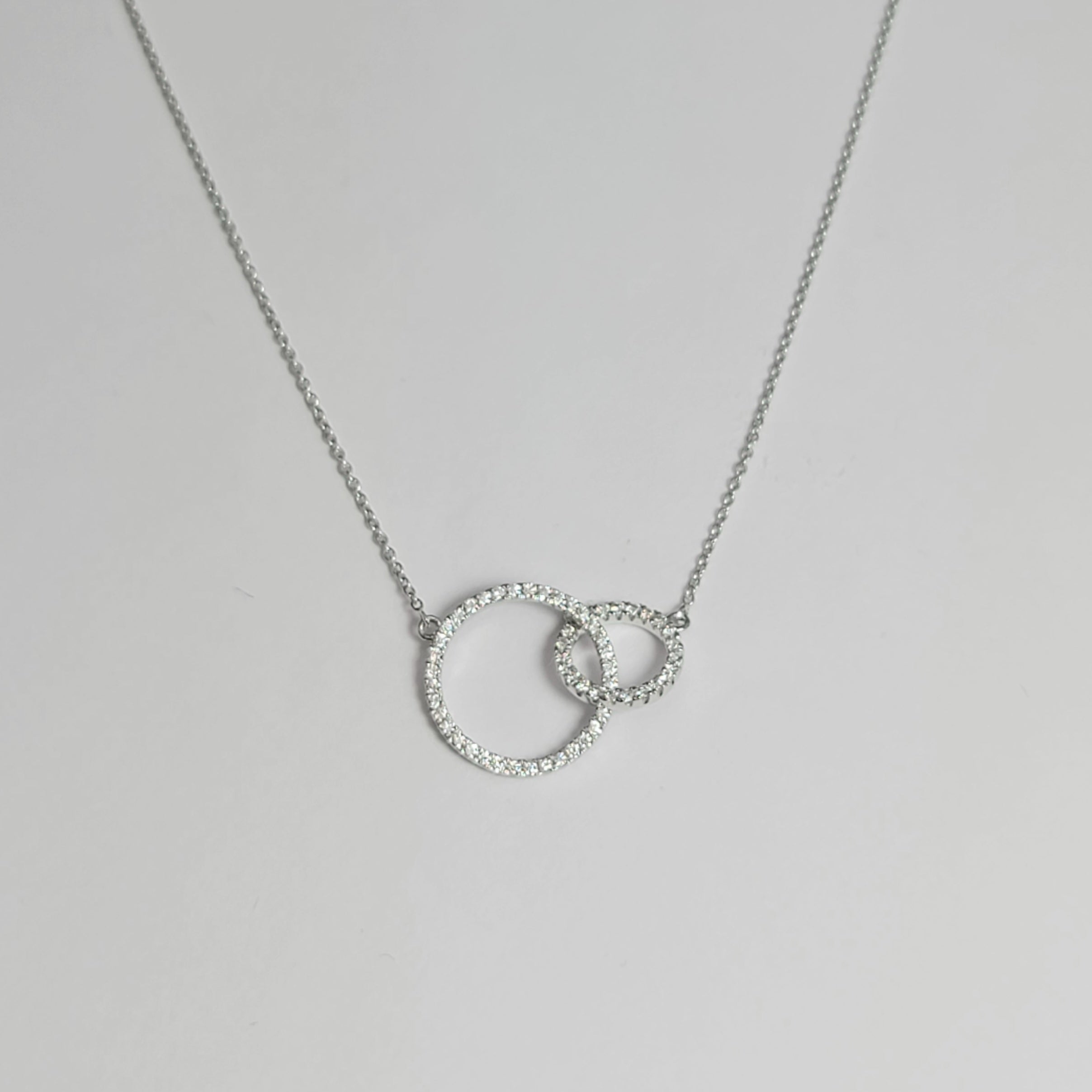 Amazon.co.jp: Tiffany 22992139 Women's Necklace, Interlocking Circle Pendant,  Silver, [Parallel Import], No Stone : Clothing, Shoes & Jewelry